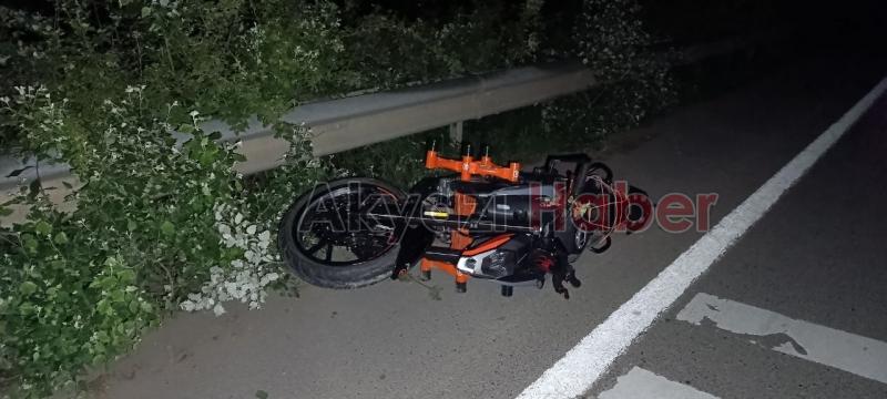 Bariyerlere çarpan motosikletli hayatını kaybetti