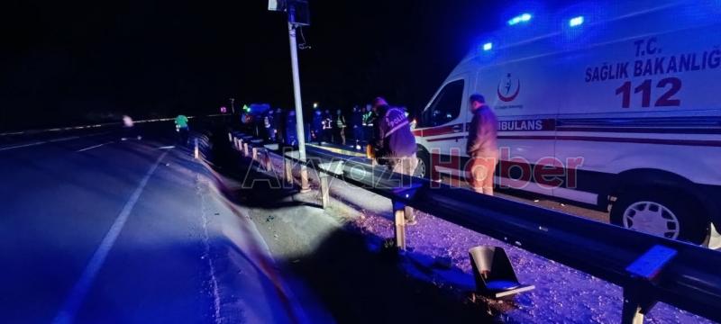 Bariyerlere çarpan motosikletli hayatını kaybetti