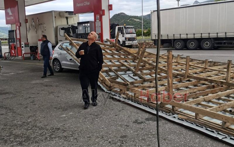 Akaryakıt istasyonunun çatısı otomobilin üzerine düştü