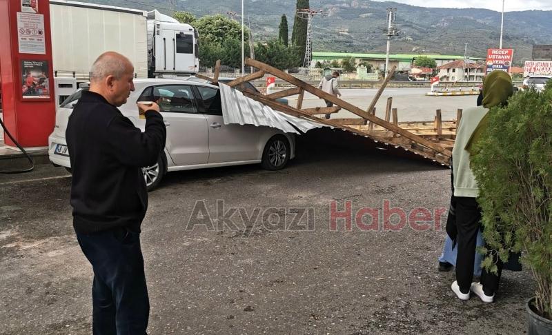 Akaryakıt istasyonunun çatısı otomobilin üzerine düştü