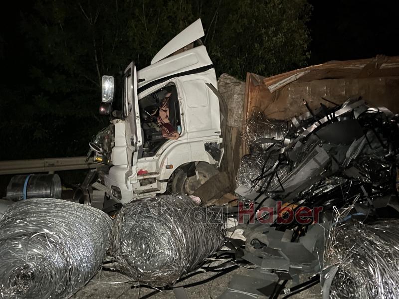 Lastik değiştirenlere tır çarptı 2 ölü