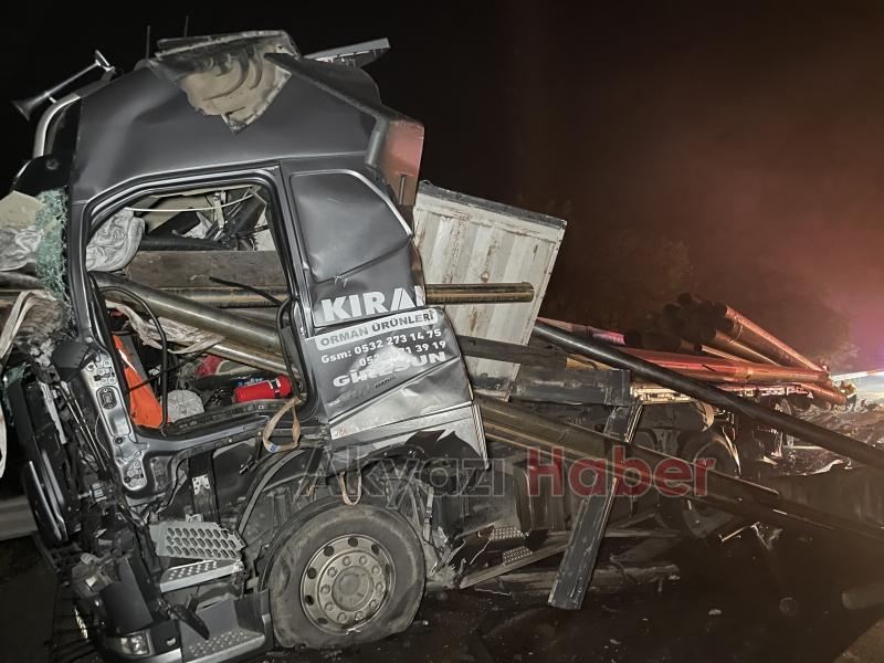 Lastik değiştirenlere tır çarptı 2 ölü