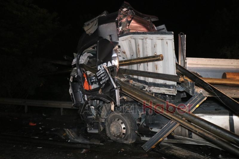 Lastik değiştirenlere tır çarptı 2 ölü