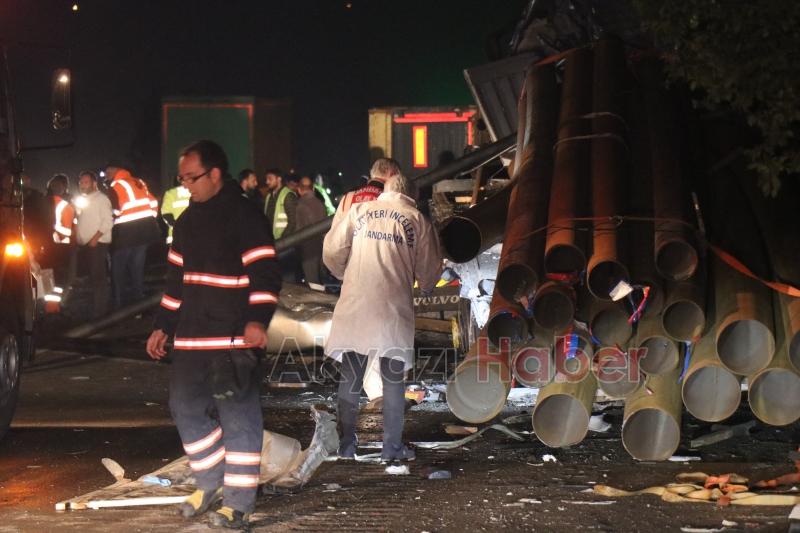 Lastik değiştirenlere tır çarptı 2 ölü