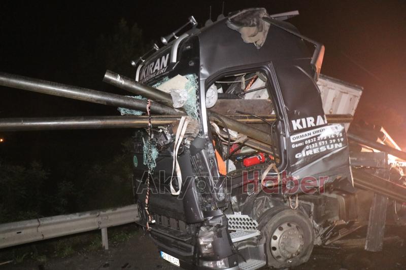 Lastik değiştirenlere tır çarptı 2 ölü