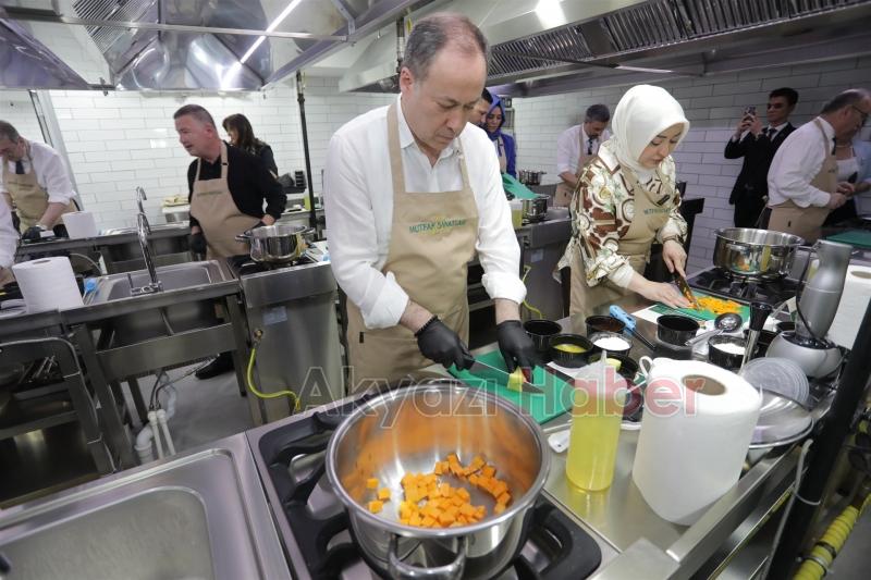Protokol mutfağa geçti yemek yaptı