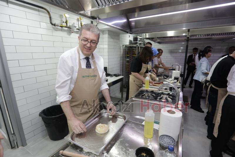 Protokol mutfağa geçti yemek yaptı