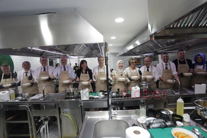 Protokol mutfağa geçti yemek yaptı