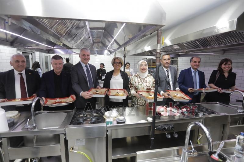 Protokol mutfağa geçti yemek yaptı