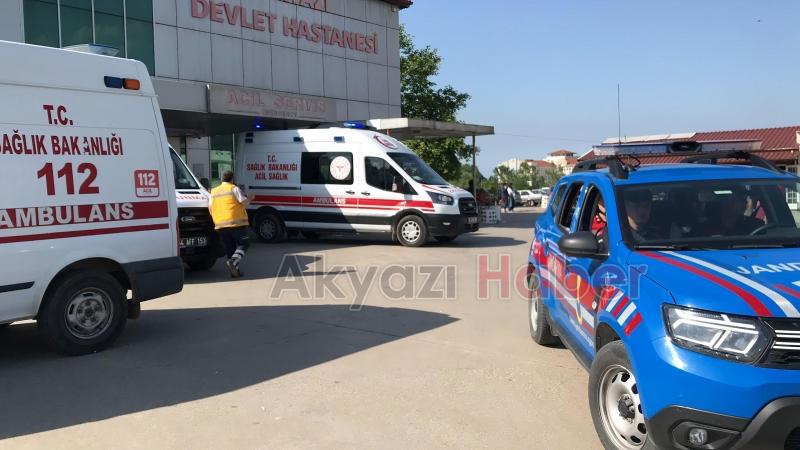 Akyazıda inşaatta iskele çöktü: 3 yaralı