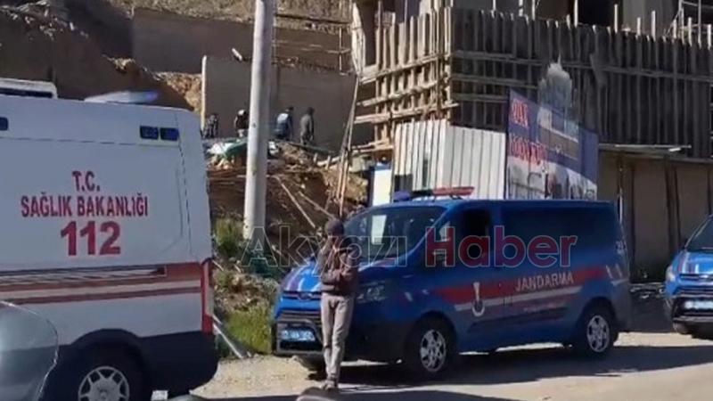 Akyazıda inşaatta iskele çöktü: 3 yaralı