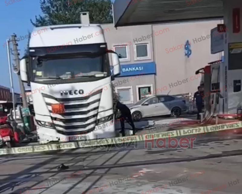 Akaryakıt istasyonunda dolum sırasında yangın 1'i ağır 2 yaralı