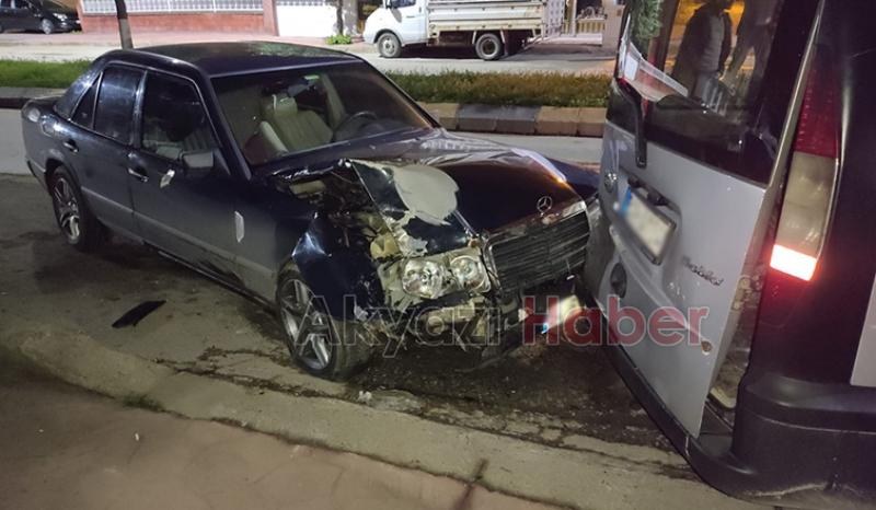 Cadde'de park halindeki araca çarptı