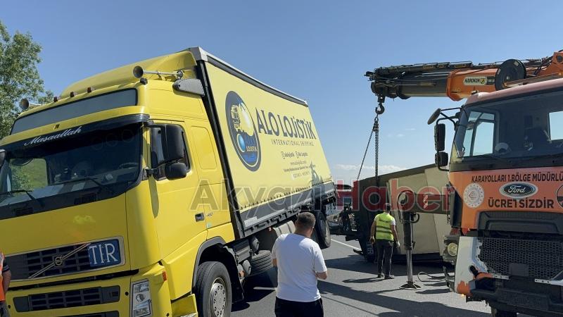 Tır devrildi, otoyol kapandı