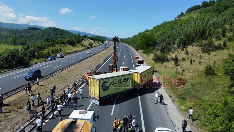 Tır devrildi, otoyol kapandı