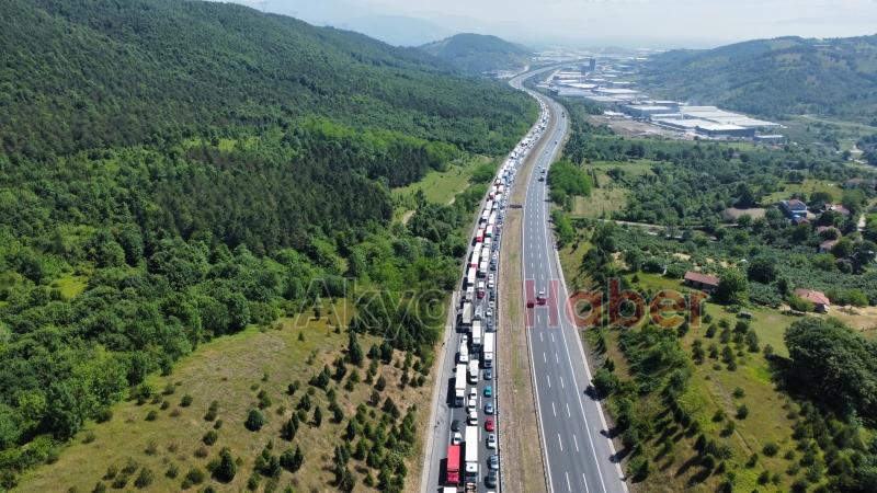 Tır devrildi, otoyol kapandı