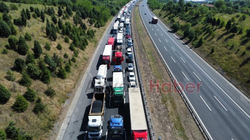 Tır devrildi, otoyol kapandı