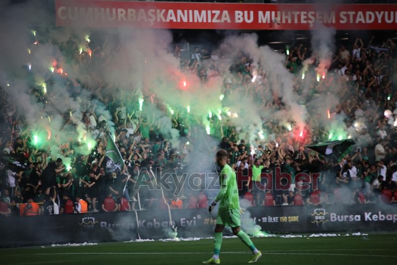 Final maçında meşaleleri tribündeki taraftarlara ulaştıran 2 kişi gözaltında