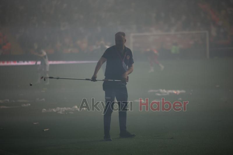Final maçında meşaleleri tribündeki taraftarlara ulaştıran 2 kişi gözaltında