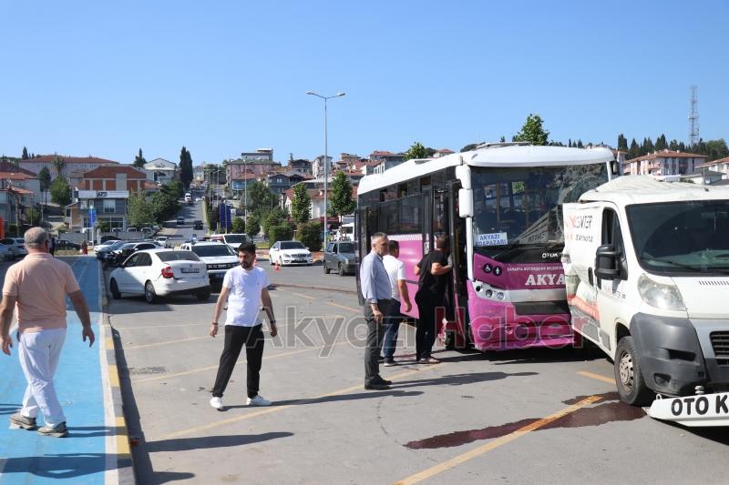 Akyazı halk otobüsü kaza yaptı