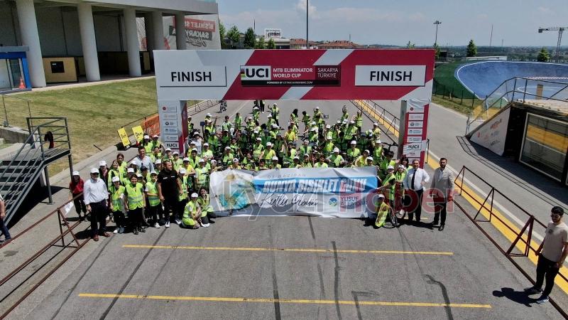 İlkokul öğrencileri pedalları Filistinli çocuklar için çevirdi