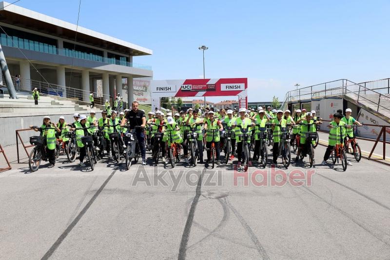 İlkokul öğrencileri pedalları Filistinli çocuklar için çevirdi
