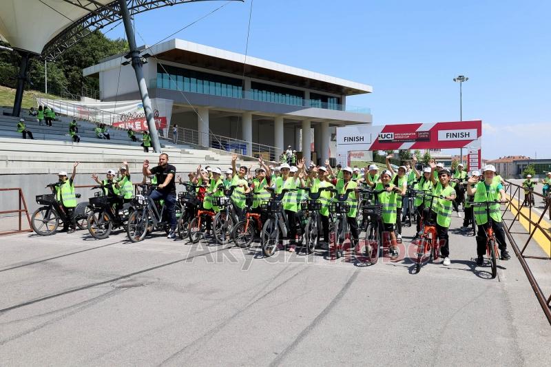 İlkokul öğrencileri pedalları Filistinli çocuklar için çevirdi
