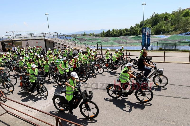 İlkokul öğrencileri pedalları Filistinli çocuklar için çevirdi