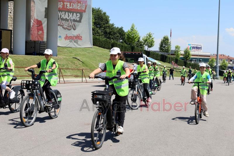 İlkokul öğrencileri pedalları Filistinli çocuklar için çevirdi