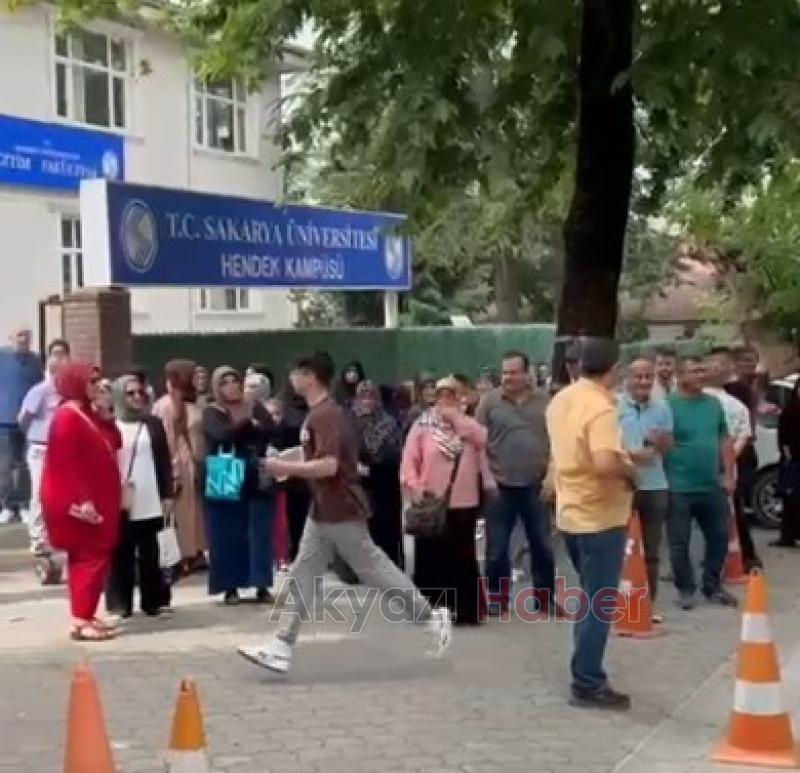 Sınava son dakikada yetişenler kamerada