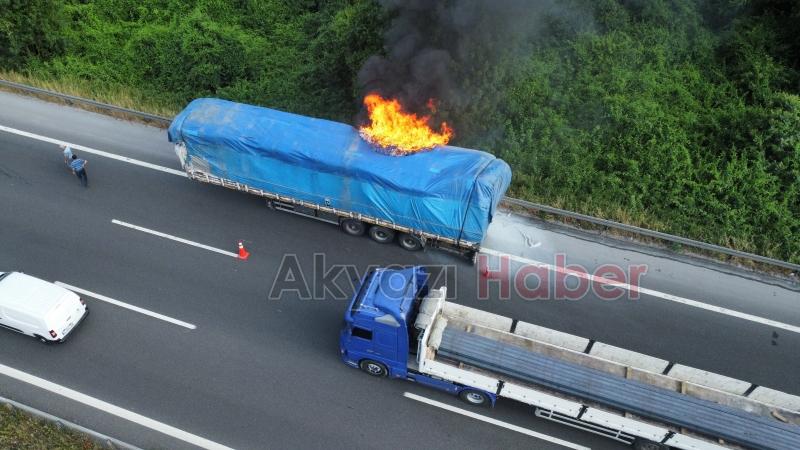 Balatalar tutuştu, tırın dorsesi yandı