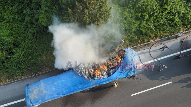 Balatalar tutuştu, tırın dorsesi yandı