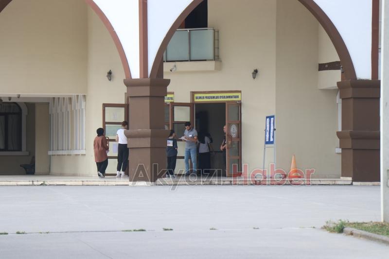 Öğrenciler sıralarda veliler dışarıda ter döktü