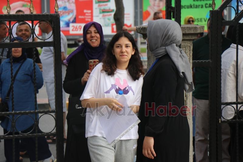 Öğrenciler sıralarda veliler dışarıda ter döktü