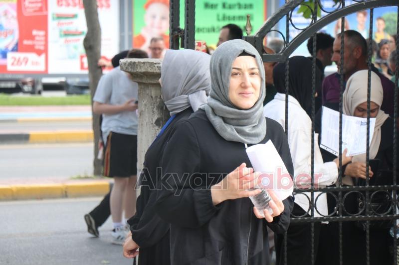 Öğrenciler sıralarda veliler dışarıda ter döktü