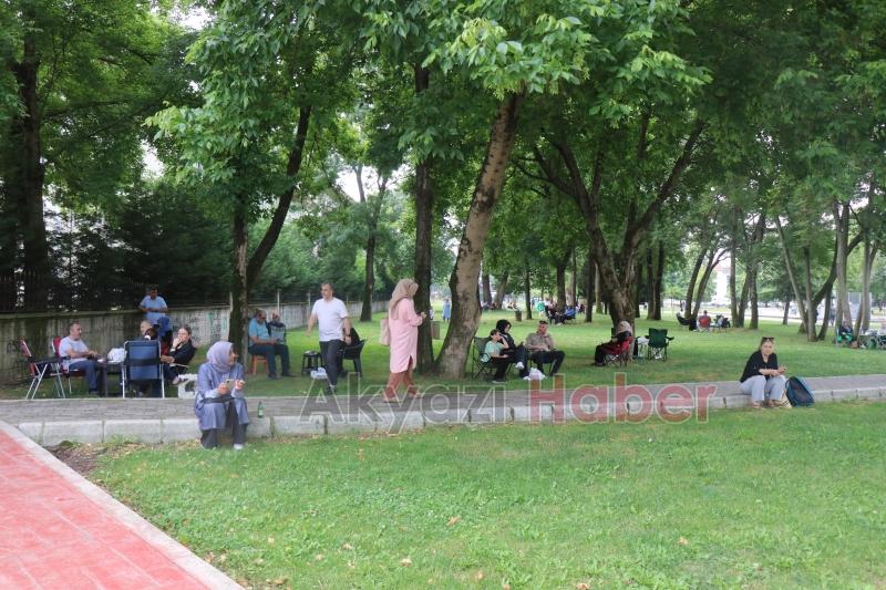 Öğrenciler sıralarda veliler dışarıda ter döktü