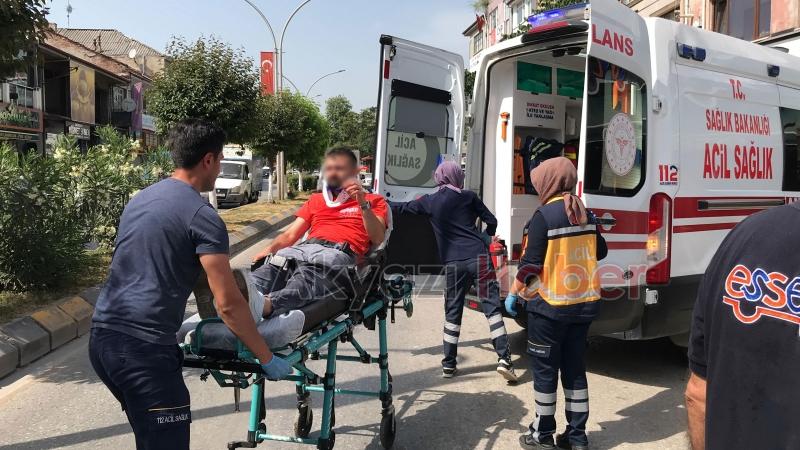 Cadde üzerinde motosiklet kazası 1 yaralı 