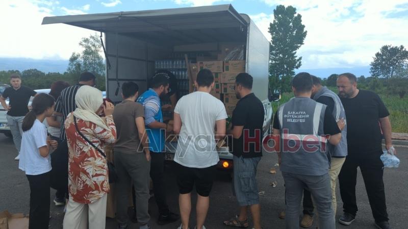 Trafikte kalanlara su ve yiyecek ikramı