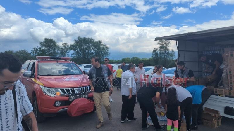 Trafikte kalanlara su ve yiyecek ikramı