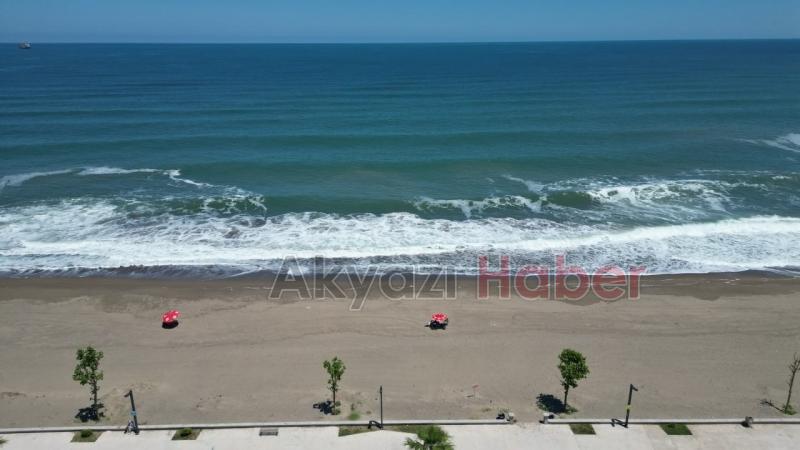 Bayramda sahilde güneşlendiler