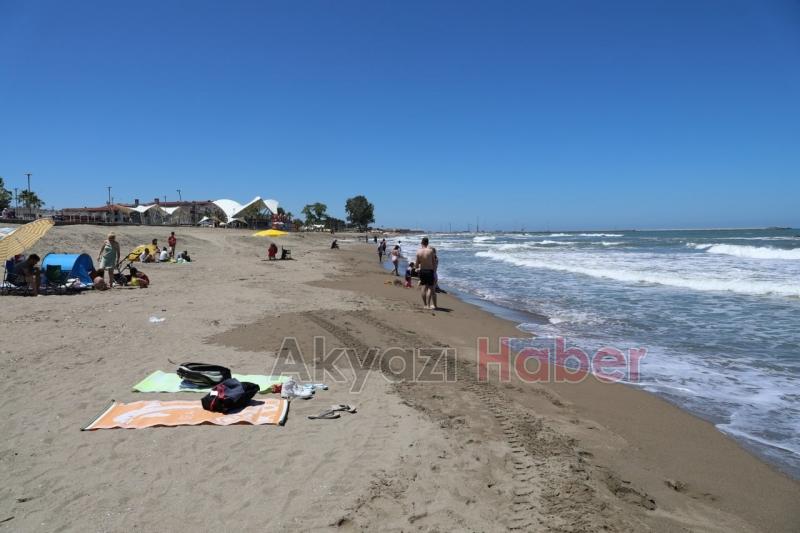 Bayramda sahilde güneşlendiler