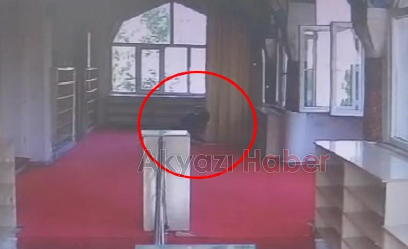 Akyazı'da Şok Olay Camii'nin halılarını ateşe verip kaçtı