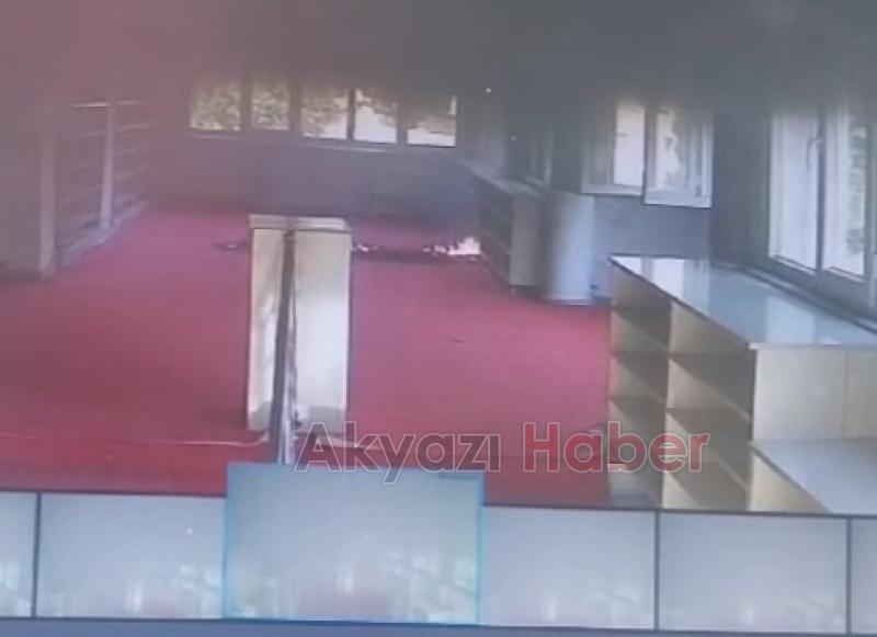 Akyazı'da Şok Olay Camii'nin halılarını ateşe verip kaçtı