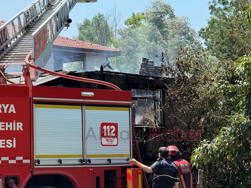 Bahçeye atılan sigara izmariti evi yaktı