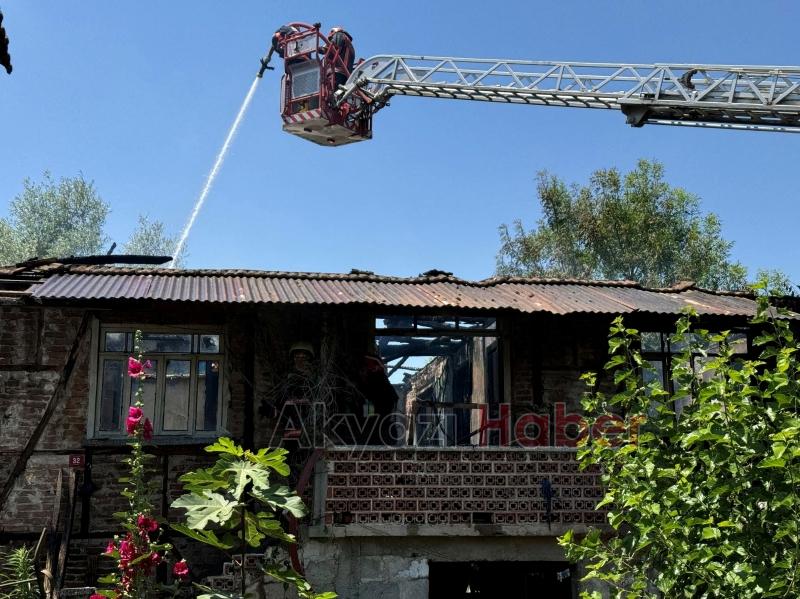 Bahçeye atılan sigara izmariti evi yaktı