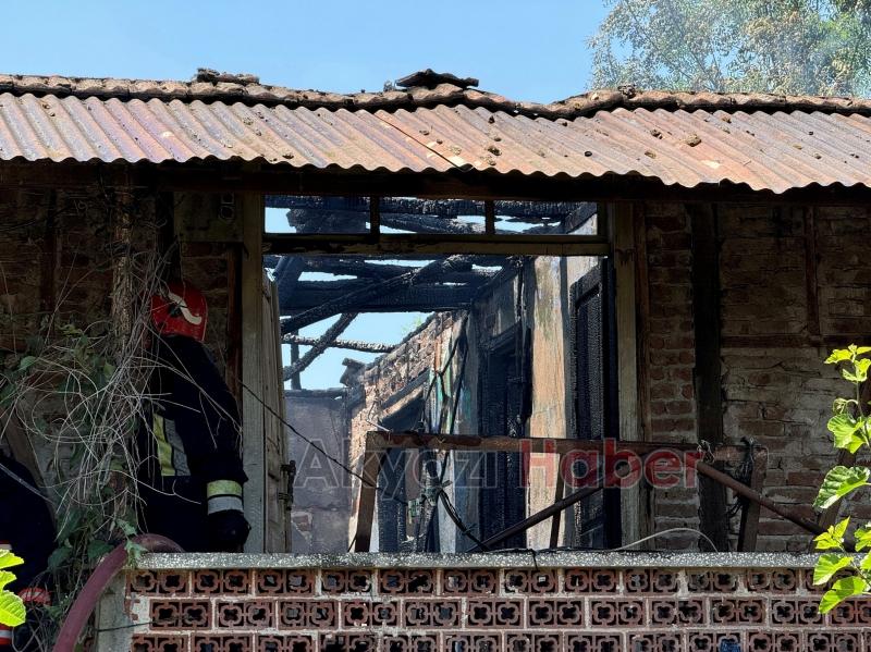 Bahçeye atılan sigara izmariti evi yaktı