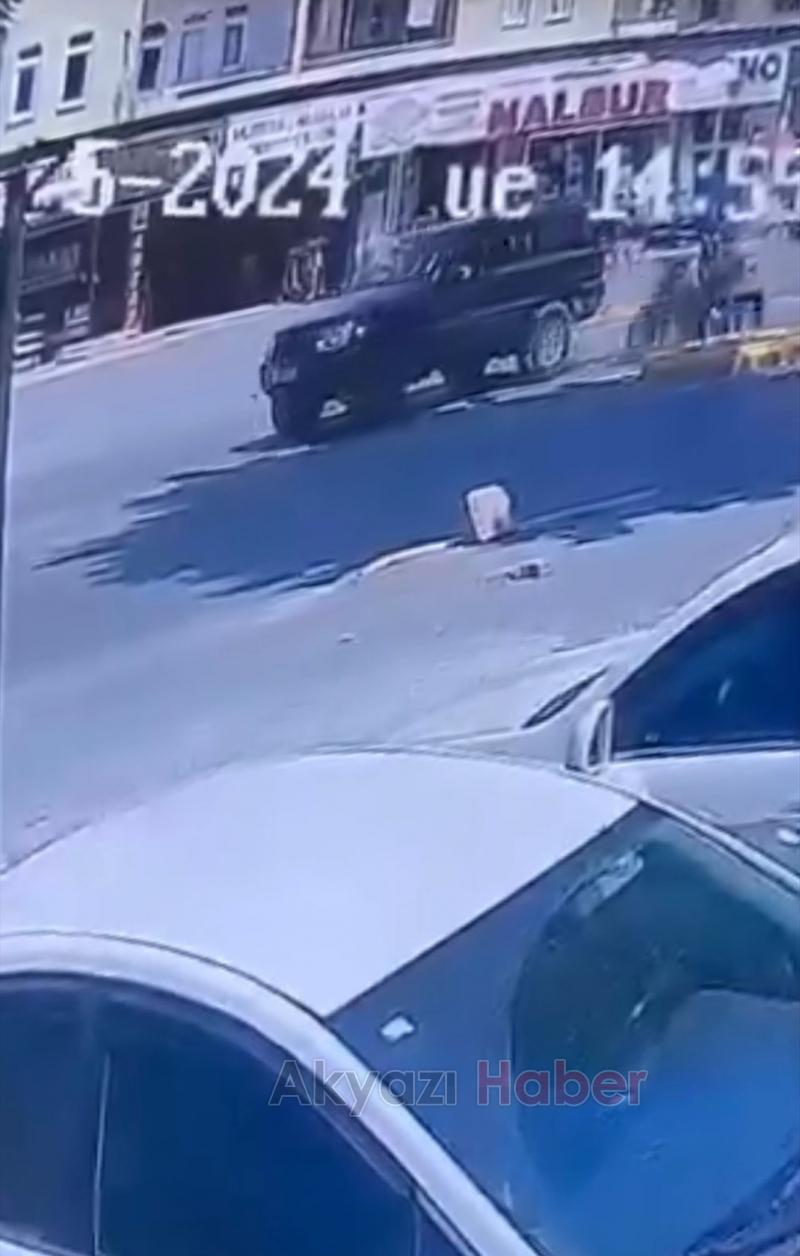 Motosikletlinin ağır yaralandığı kaza kamerada