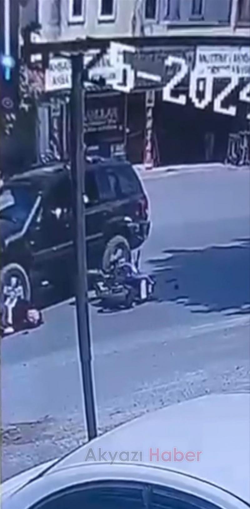 Motosikletlinin ağır yaralandığı kaza kamerada