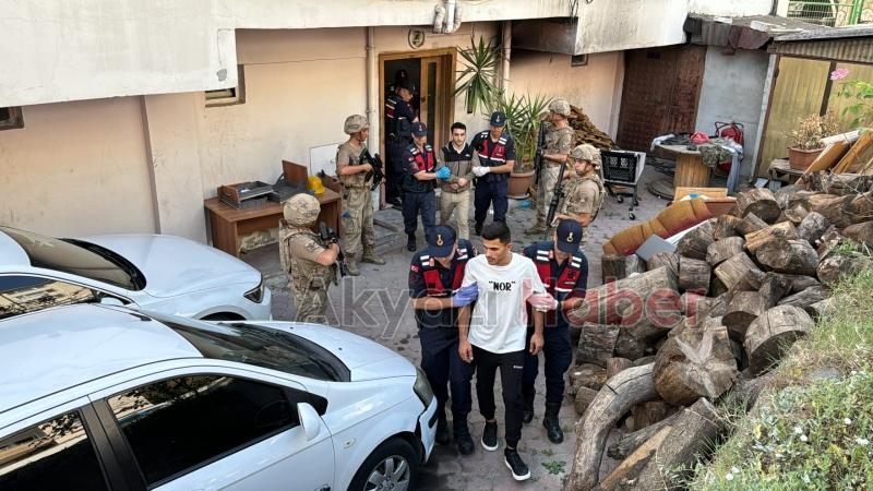 Yabancı uyrukluları kaçak getirip çalıştıran şebeke çökertildi