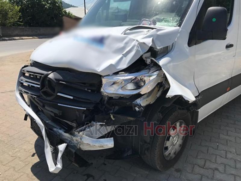 Minibüsle çarpışan motosikletli ağır yaralandı